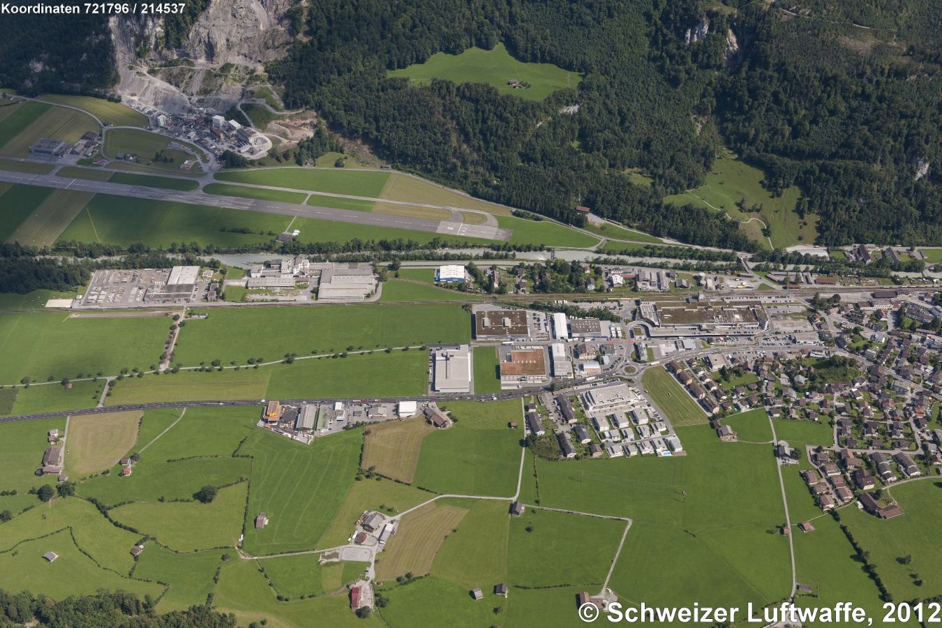 Industrien Netstal-Nord (Position: 2'723'276.53, 1'214'797.15), Blickrichtung NNE; Flugplatz Mollis; Steinbruch 'Haltengut' oben links. Netstal rechts im Bild.